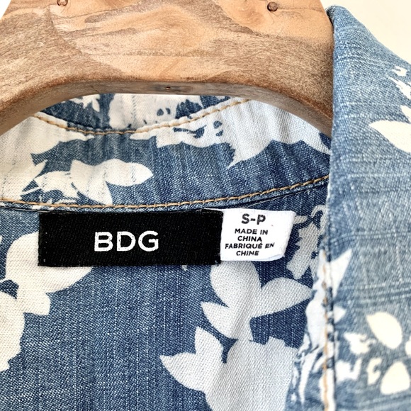 Chambray Jean Top w White Flowered Pattern - Picture 2 of 5